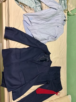Traje Tizzas azul y corbata roja