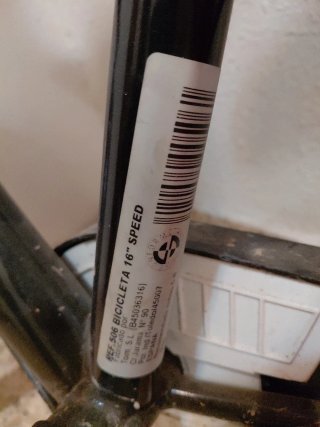 Bicicleta infantil roja y negra + casco
