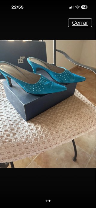 Zapatos de tacón azul con pedrería