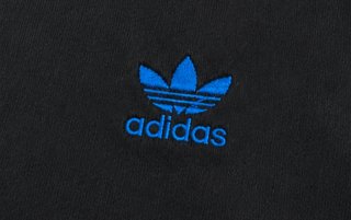 Sudadera Adidas Negra con Logo Azul