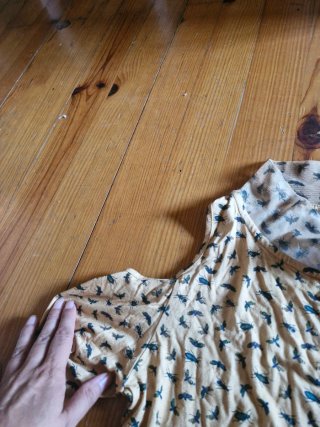 Camisola com laço e padrão de insetos