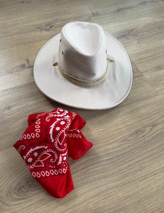 Disfraz sombrero cowboy beige y pañuelo rojo