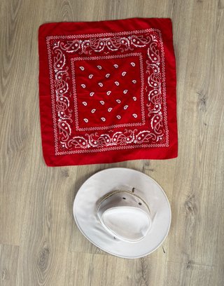 Disfraz sombrero cowboy beige y pañuelo rojo