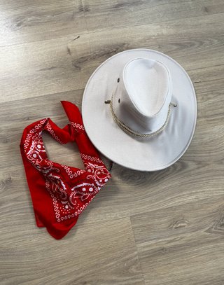 Disfraz sombrero cowboy beige y pañuelo rojo