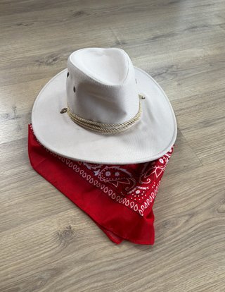 Disfraz sombrero cowboy beige y pañuelo rojo