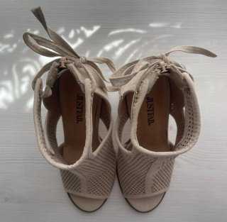 Sandalias Justfab "Aubrie" color arena