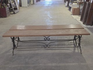 Pareja de bancos de hierro forjado y madera