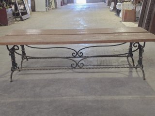 Pareja de bancos de hierro forjado y madera