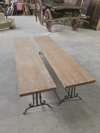 Pareja de bancos de hierro forjado y madera