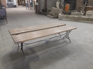 Pareja de bancos de hierro forjado y madera