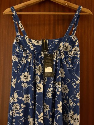 Vestido floral azul y blanco