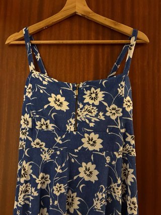Vestido floral azul y blanco