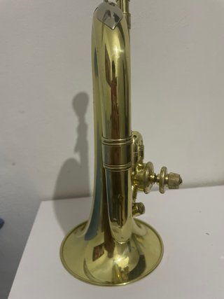Corneta de latón abrillantada