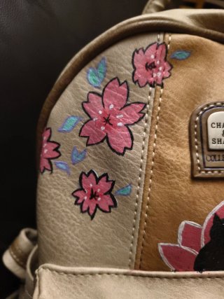Mochila pequeña beige con flores y gato