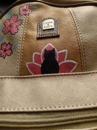 Mochila pequeña beige con flores y gato