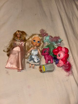 Lote de juguetes: muñecas y ponis