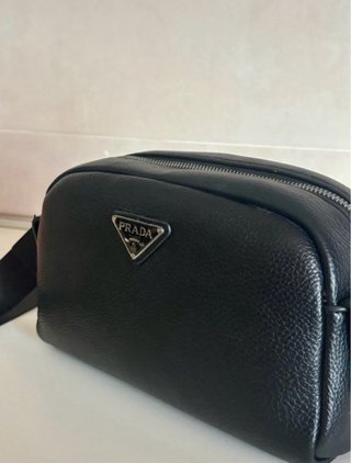 Borsa Prada nera pelle stile tracolla