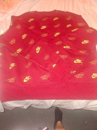 Sudadera Nike Roja con Logo Dorado Repetido
