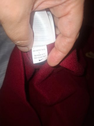 Sudadera Nike Roja con Logo Dorado Repetido