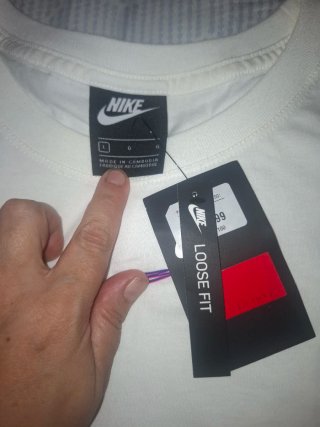 Sudadera Nike Roja con Logo Dorado Repetido