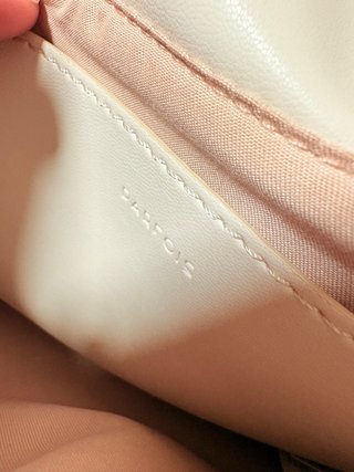 Bolso de cadena acolchado beige.