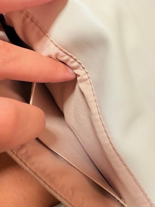 Bolso de cadena acolchado beige.