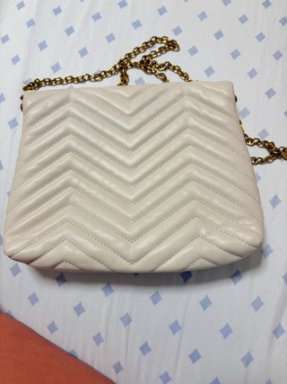 Bolso de cadena acolchado beige.