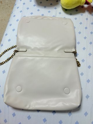 Bolso de cadena acolchado beige.