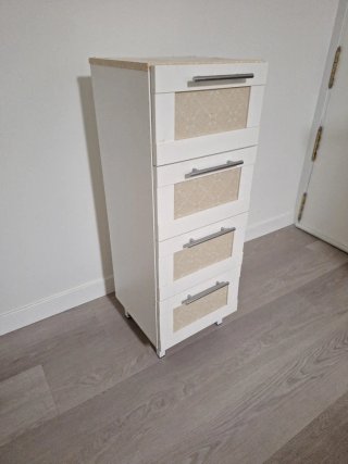 Cajonera beige y blanca