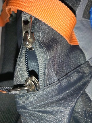 Mochila senderismo negra y azul