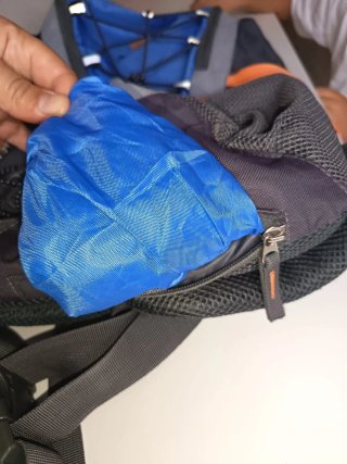 Mochila senderismo negra y azul
