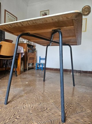 Mesa de madera y metal para exterior