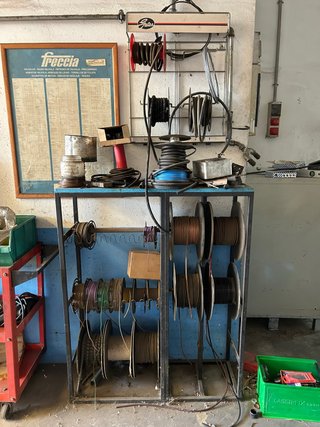 Expositor con bobinas de cable eléctrico
