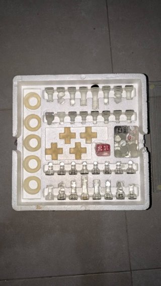 Juego de mesa 4 en 1: Ajedrez, 3 en raya...