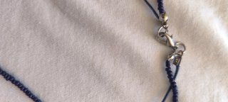 Collar largo azul y morado con cuentas