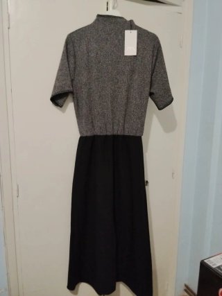 Vestido midi combinado gris y negro