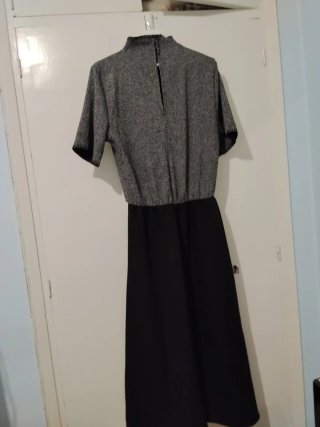 Vestido midi combinado gris y negro