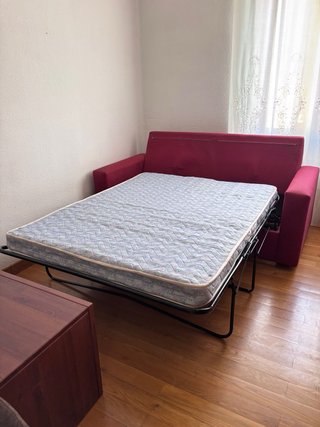 Sofá-cama rojo de tela
