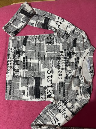 Top manga larga estampado periódico xs bershka