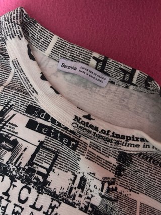 Top manga larga estampado periódico xs bershka