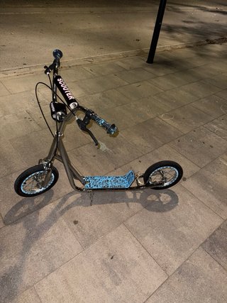 Patinete cromado con ruedas grandes