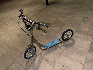 Patinete cromado con ruedas grandes