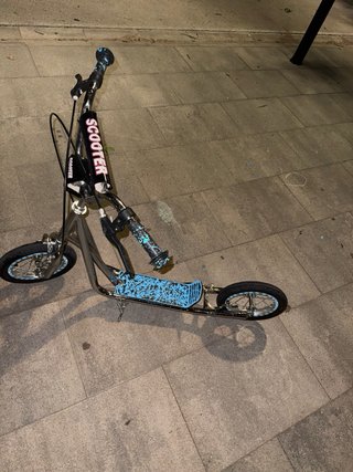 Patinete cromado con ruedas grandes