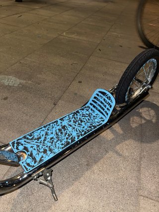 Patinete cromado con ruedas grandes