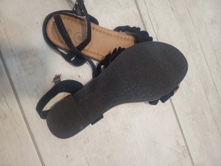 Sandalias planas negras con volantes