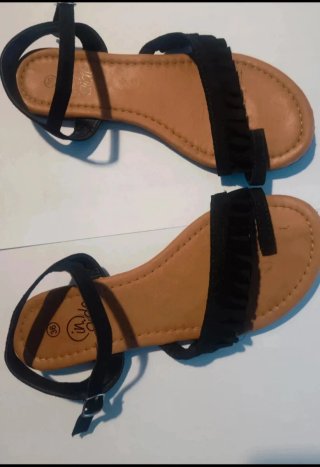 Sandalias planas negras con volantes