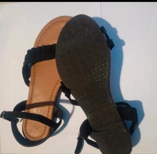 Sandalias planas negras con volantes