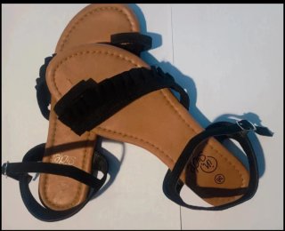 Sandalias planas negras con volantes