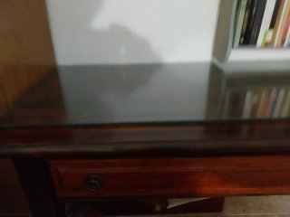 Mesa de madera con tapa de cristal