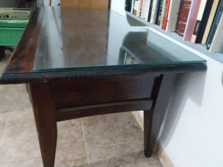 Mesa de madera con tapa de cristal